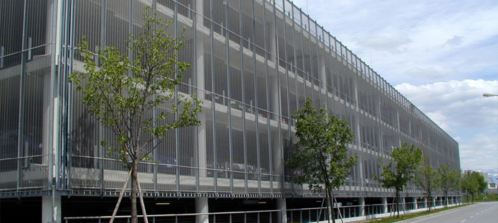 Edificio de aparcamiento del aeropuerto de Innsbruck